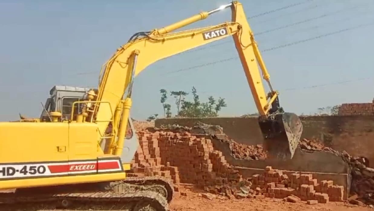 ঝালকাঠিতে অবৈধ ইটভাটা গুঁড়িয়ে দিল পরিবেশ অধিদপ্তর