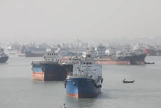 সাগর ও নদীপথে আটকে গেল ১৫ লাখ টন পণ্য