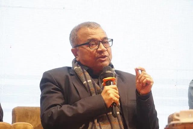 দলগুলো গণতান্ত্রিকভাবে নেতা নির্বাচন না করলে পরিবারতন্ত্র থেকে মুক্তি নেই: সলিমুল্লাহ খান