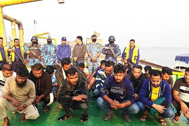 মেঘনা নদীতে বালু উত্তোলনের অভিযোগে আটক ২৮, খননযন্ত্র, বাল্কহেড ও নৌকা জব্দ