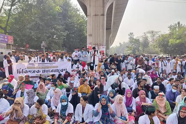 ভাতা বাড়ানোর দাবিতে শাহবাগ মোড় অবরোধ করেছেন ট্রেইনি চিকিৎসকেরা