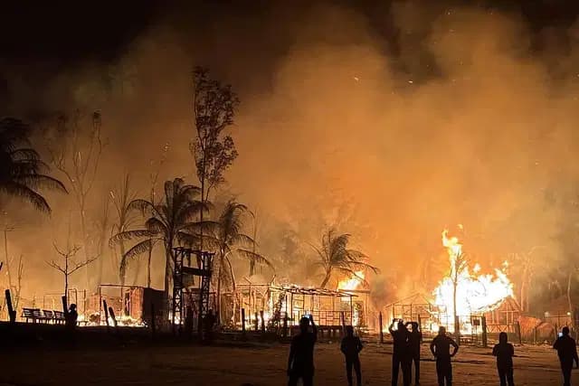 সেন্ট মার্টিনের ৩টি রিসোর্টের ২৬টি কক্ষ আগুনে পুড়ল, নির্ঘুম রাত পর্যটকদের