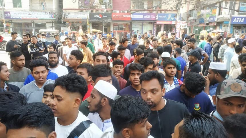 বিপিএলের টিকেট না পেয়ে বিসিবির গেইটে দর্শকদের বিক্ষোভ