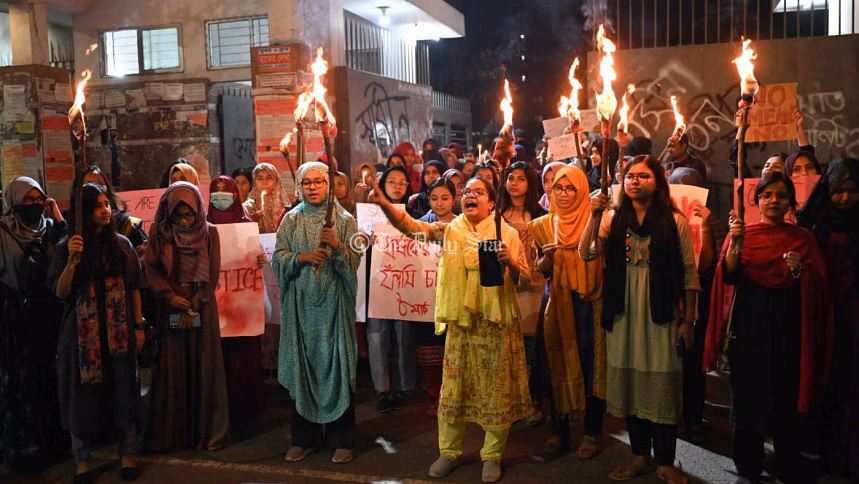ধর্ষণের প্রতিবাদে মধ্যরাতে ঢাবি-জাবিতে বিক্ষোভ
