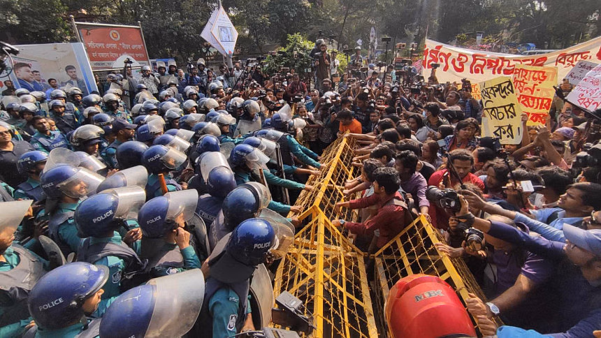 স্বরাষ্ট্র মন্ত্রণালয় অভিমুখে গণপদযাত্রায় শিক্ষা ভবনের সামনে পুলিশের বাধা